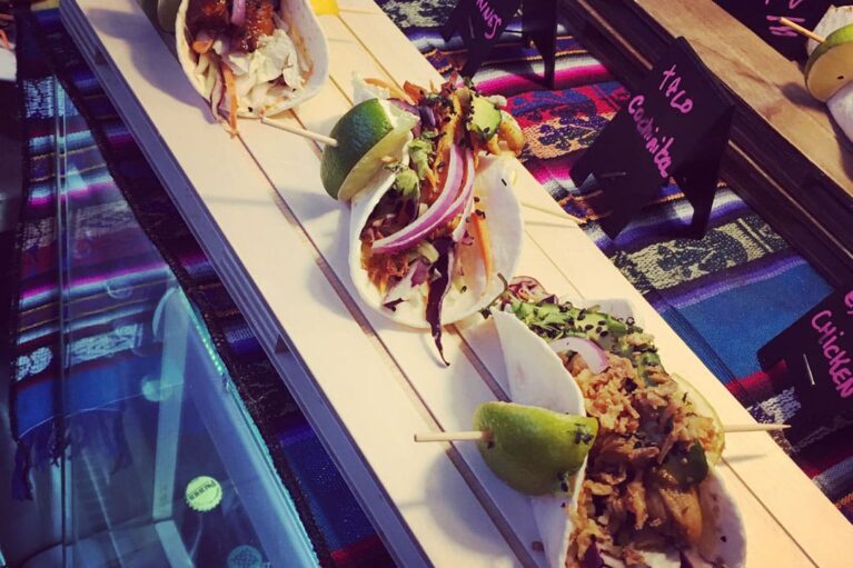 Tacos auf einem Holztablet
