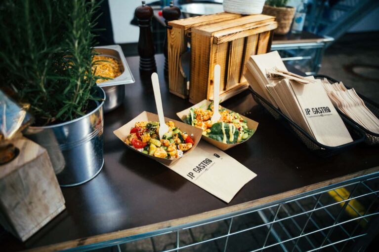 Zwei unterschiedliche Poke Bowls stehen an einer Essensstation fertig zubereitet