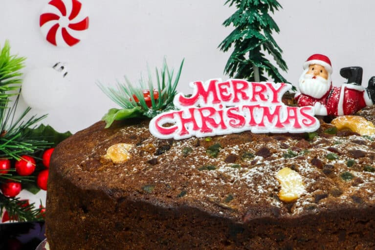 Ein Kuchen, der weihnachtlich dekoriert ist