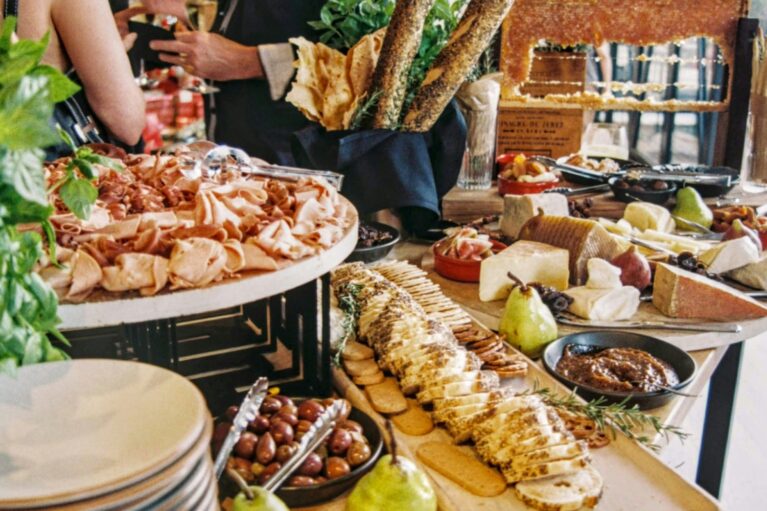 Ein Buffet mit großer Speisenauswahl