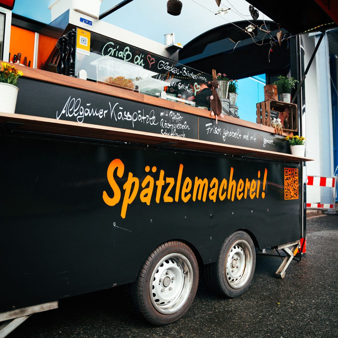 Foodtruck-Anhänger mit Beschriftungen zu angebotenen Speisen
