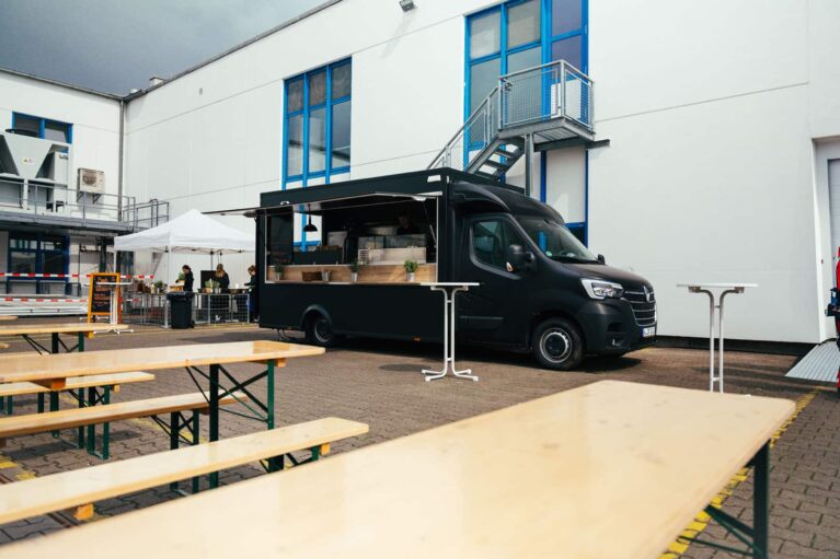 Schwarzer Foodtruck während der Event-Vorbereitung