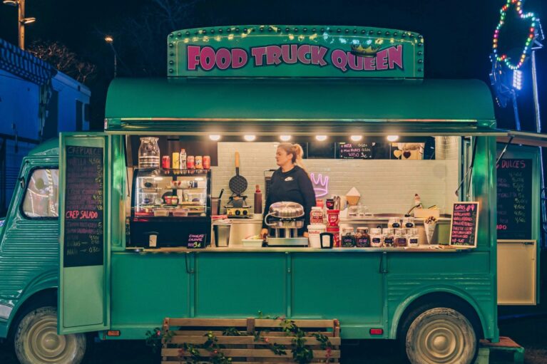 Ein geöffneter Foodtruck am Abend
