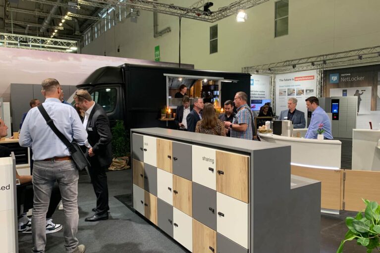 Ein Foodtruck in einer Messehalle zwischen einzelnen Messeständen