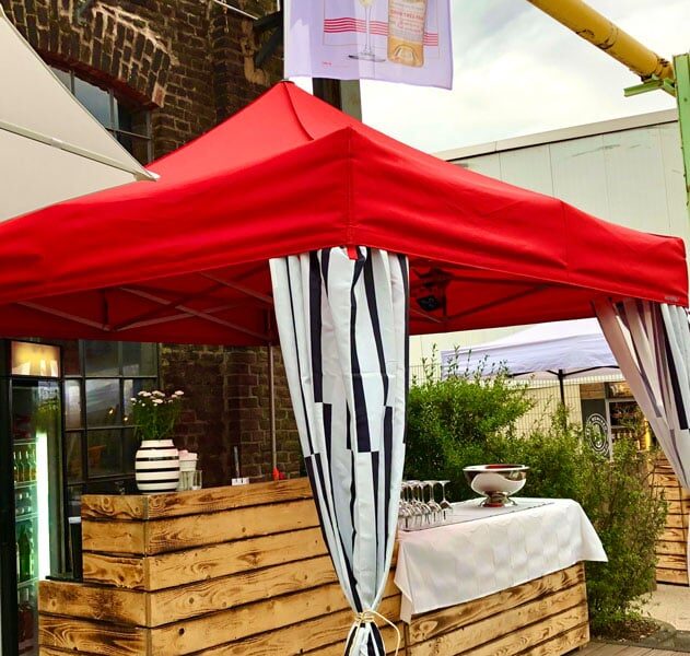 Pavillon mit rotem Dach über einer Bar mit Holz-Optik