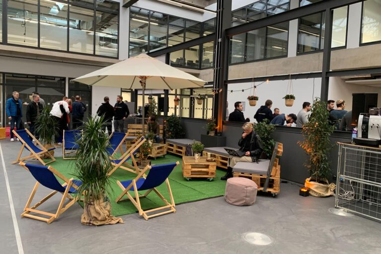 Lounge-Bereich auf einer Messe mit Liegestühlen und Sitzgelegenheiten im Industrial-Stil