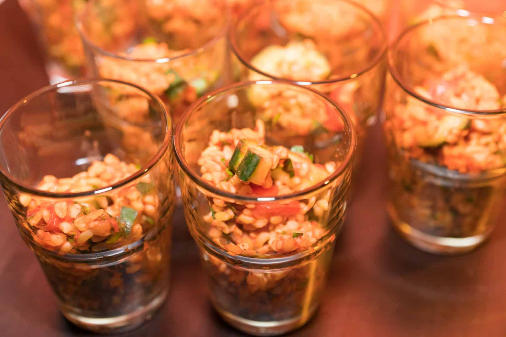Kleine Salata in Gläsern