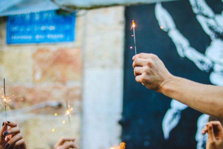 Menschen, die Wunderkerzen hochhalten