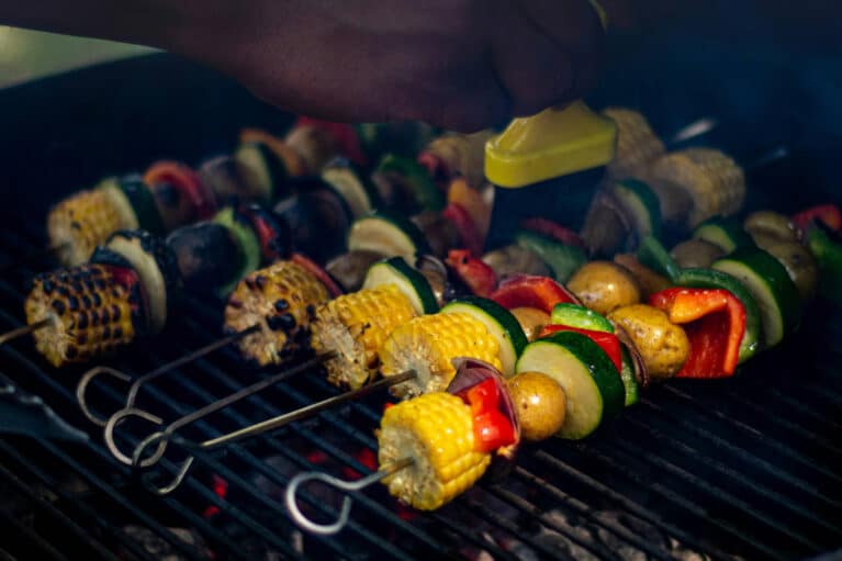 Geüsespieße werden in einem Smoker gegrillt