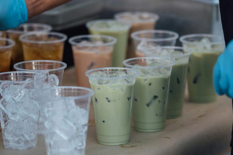 Auf einem Tisch stehen Becher mit Bubble Tea