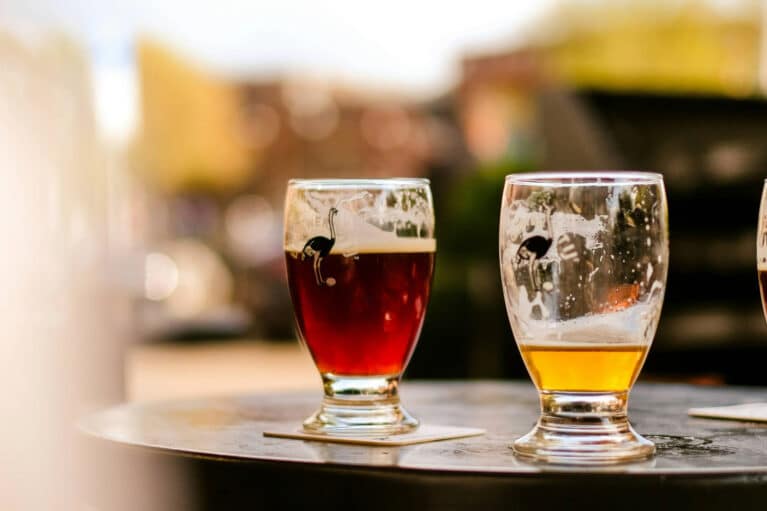 Drei Gläser mit verschiedenen Biersorten, die auf einem Tisch stehen