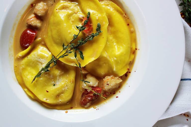 Ein Teller mit Ravioli befüllt