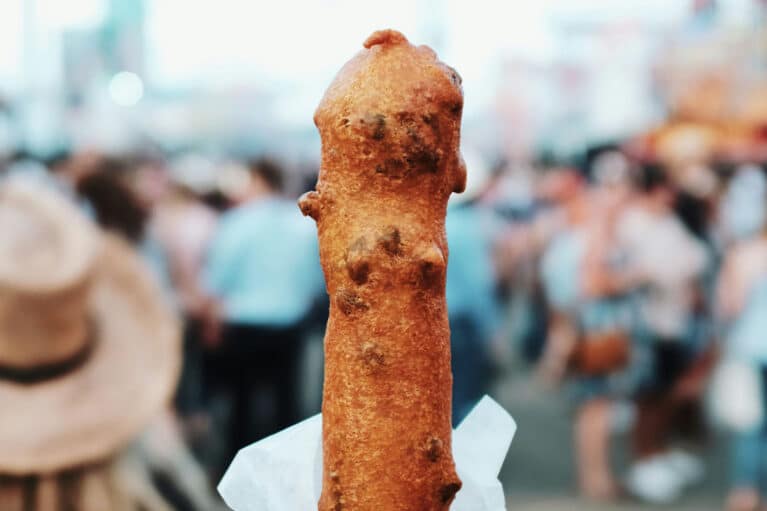 Ein Dagwood Dog auf einem Volksfest