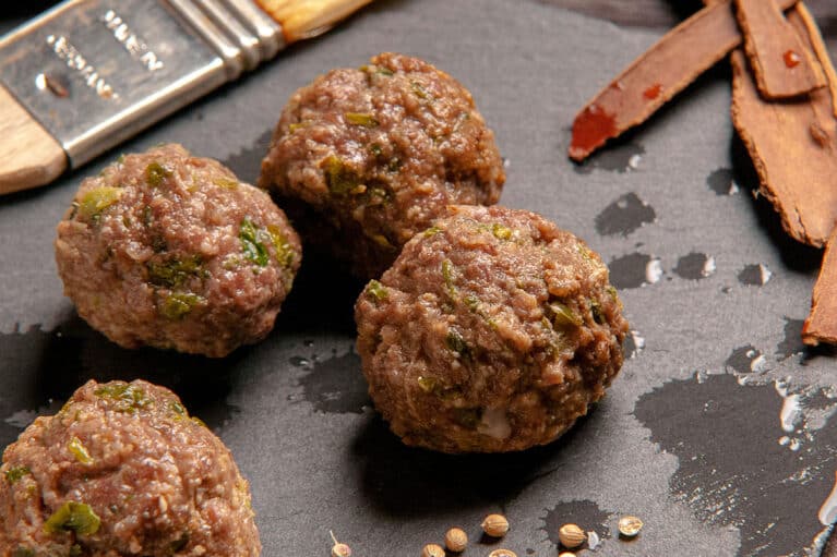 Auf einer Schieferplatte liegen Köfte