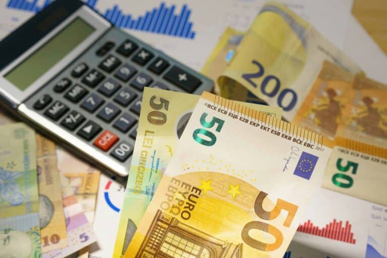 Ein Taschenrechner mit einigen Geldscheinen