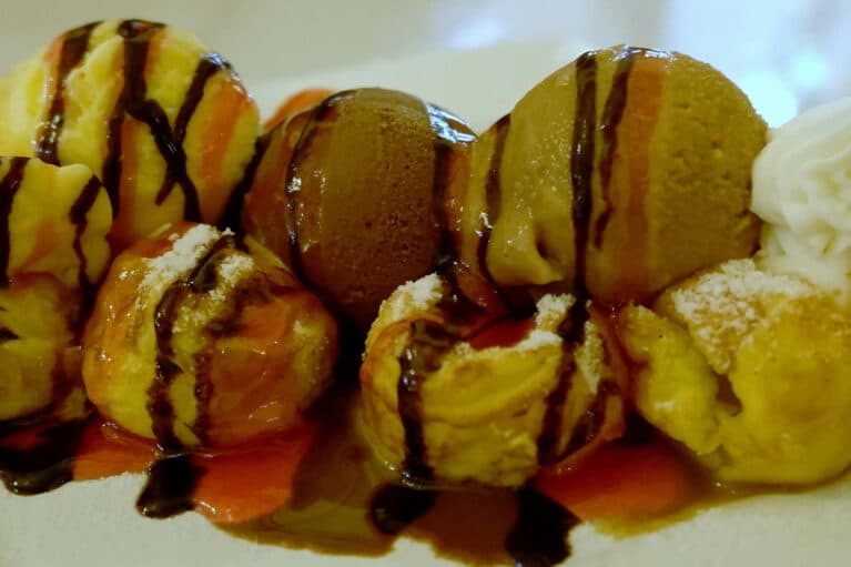 Poffertjes mit Eiskugeln und Sauce