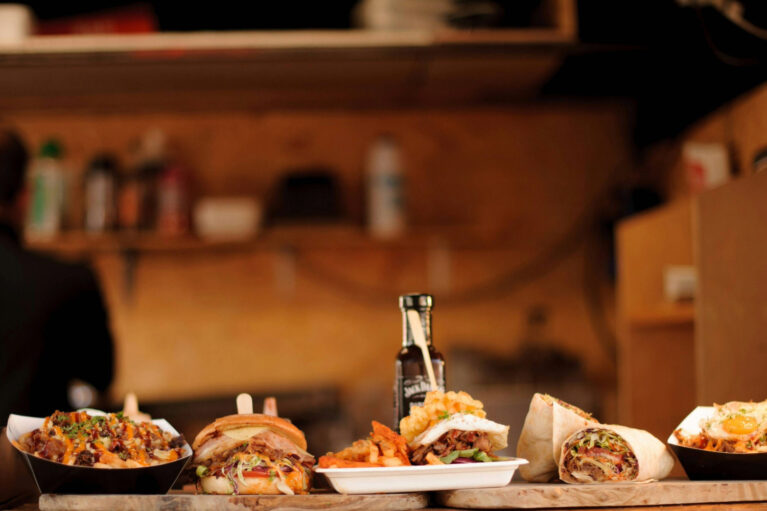 Ein Foodtruck mit verschiedenen zubereiteten Speisen