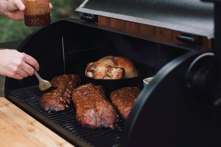 Ein Smker, in dem Fleisch zubereitet wird, was mit einer Marinade bestrichen wird