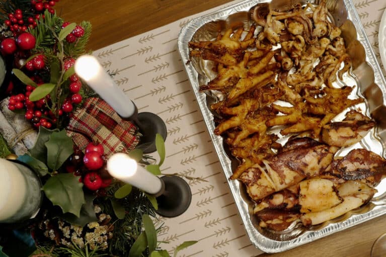 Essen in einer Grillschale, die auf einem weihnachtlich dekorierten Tisch steht