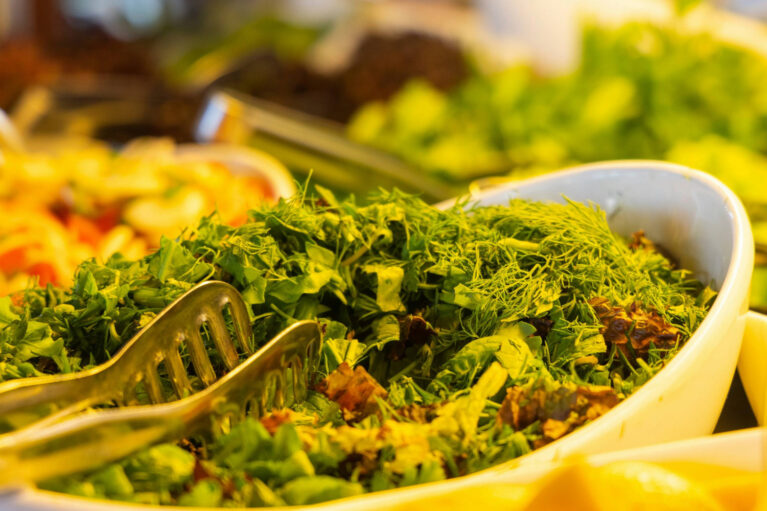 Verschiedene Gerichte an einem vegetarischen Buffet